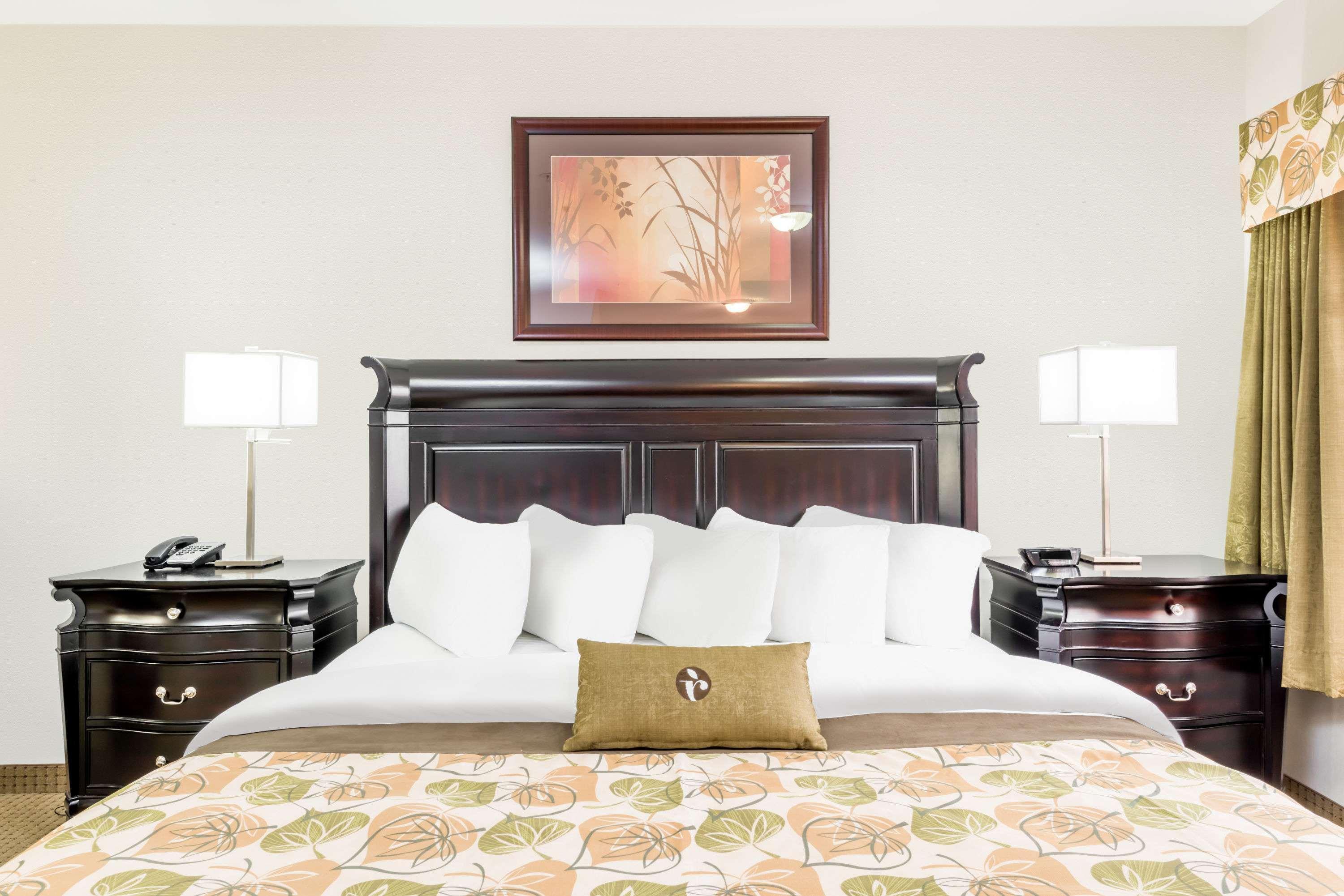 Ramada By Wyndham Olds Hotel Bagian luar foto