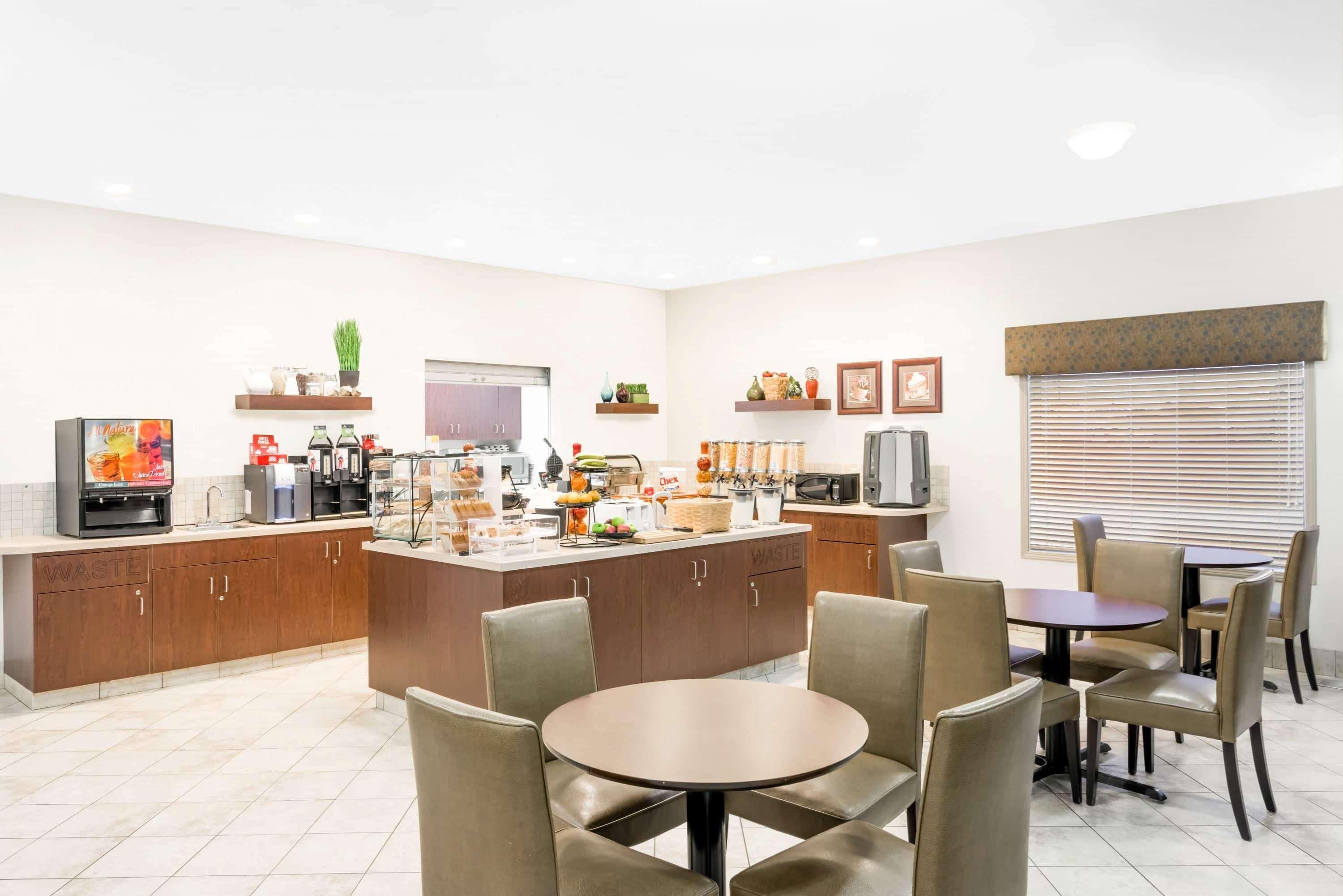 Ramada By Wyndham Olds Hotel Bagian luar foto