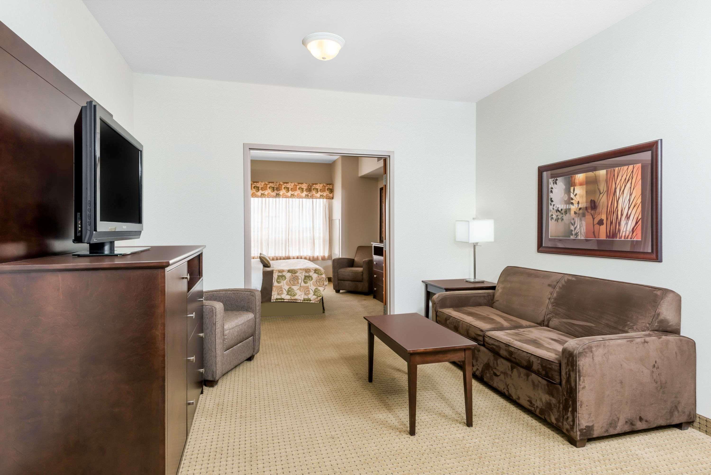 Ramada By Wyndham Olds Hotel Bagian luar foto