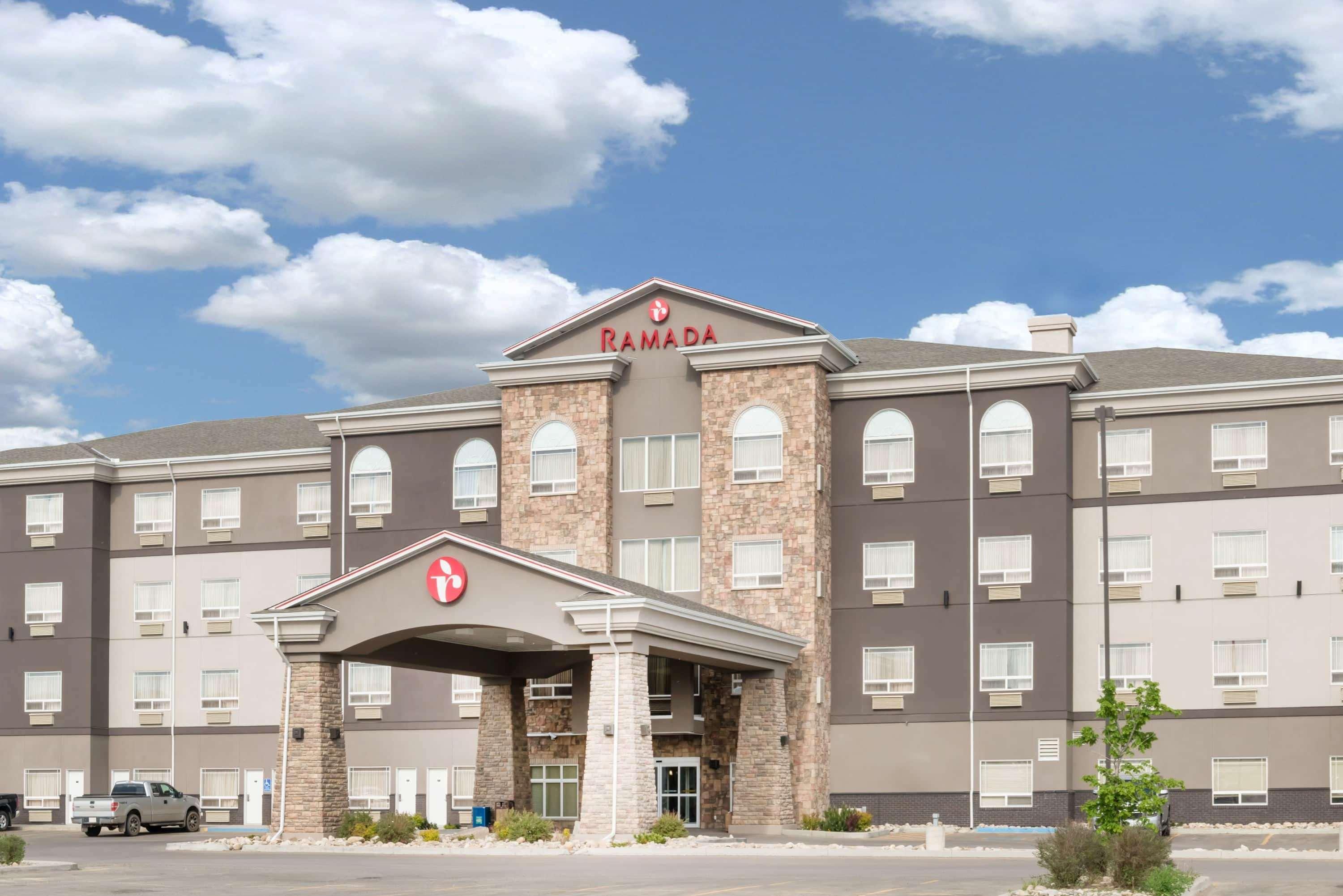 Ramada By Wyndham Olds Hotel Bagian luar foto