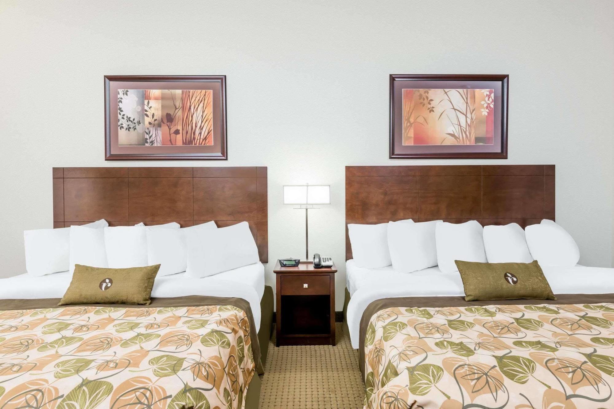 Ramada By Wyndham Olds Hotel Bagian luar foto
